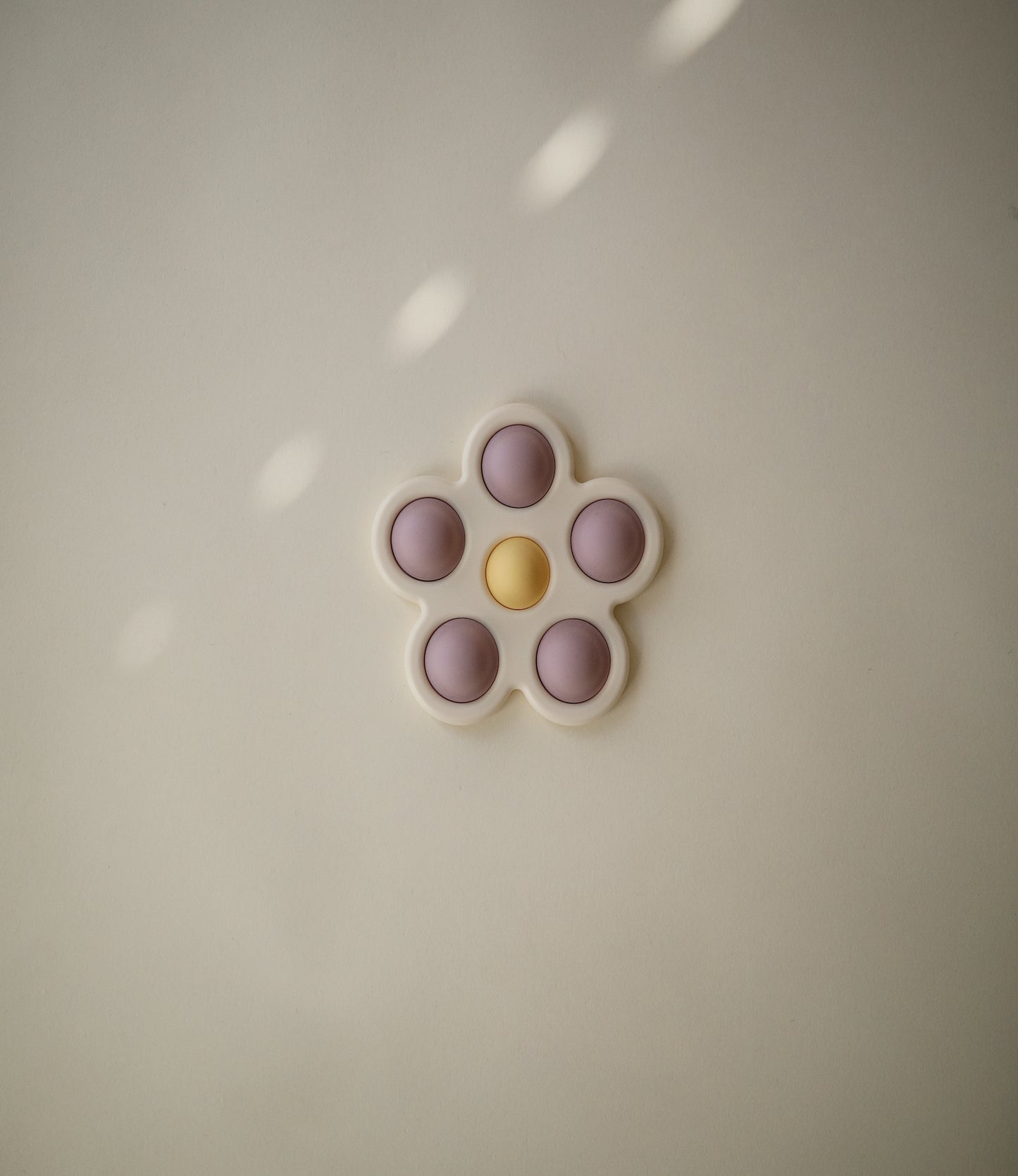 Presstoy van het merk Mushie in de vorm van een bloem, bijtspeeltje mushie in kleur "Soft Lilac" voor baby en peuter, motorisch speelgoed
