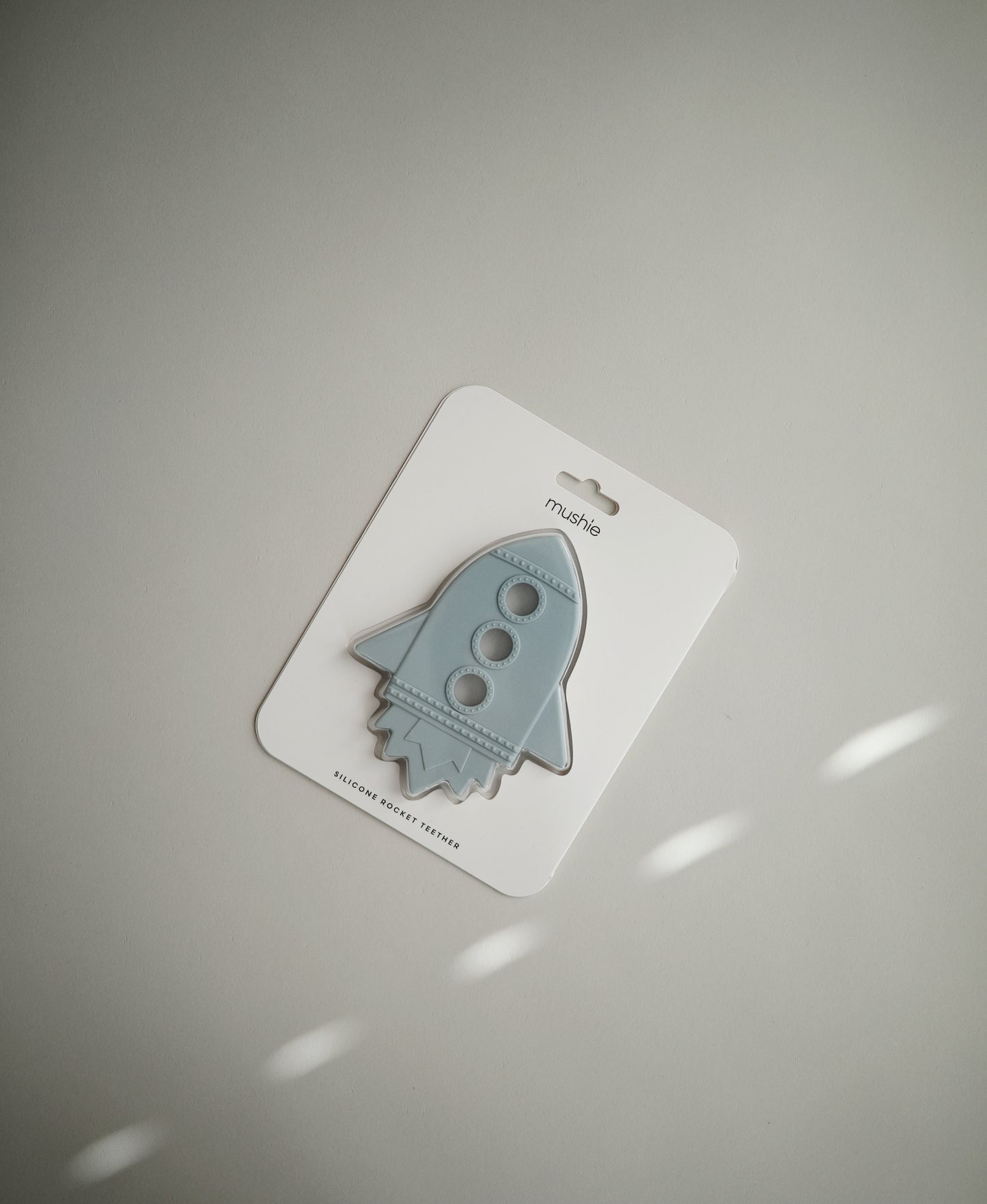 Mushie bijtring gemaakt van 100% siliconen van voedingskwaliteit, bijtspeeltje in vorm van rocket