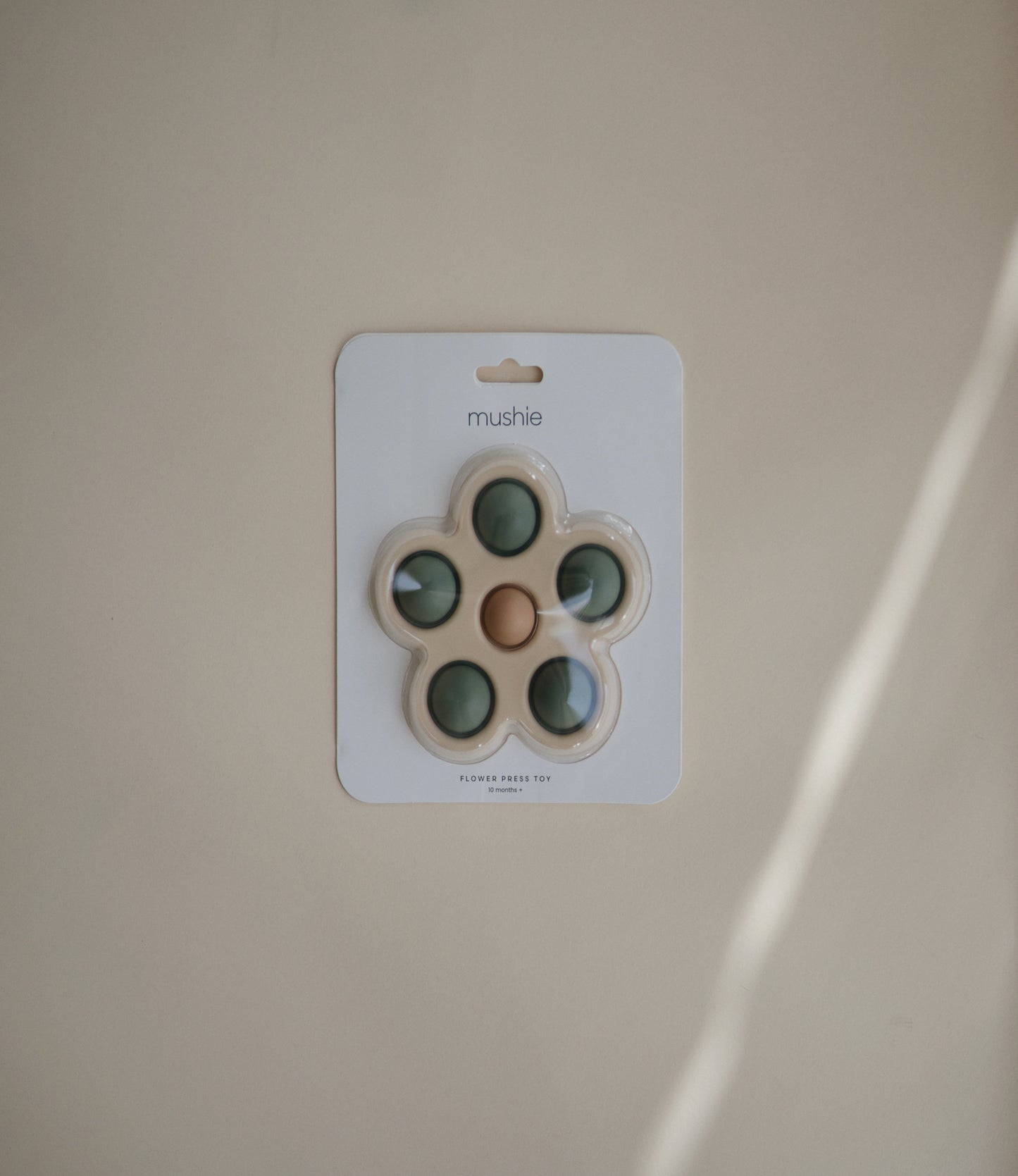 Presstoy van het merk Mushie in de vorm van een bloem, bijtspeeltje mushie in kleur "Dried Thyme" voor baby en peuter, motorisch speelgoed