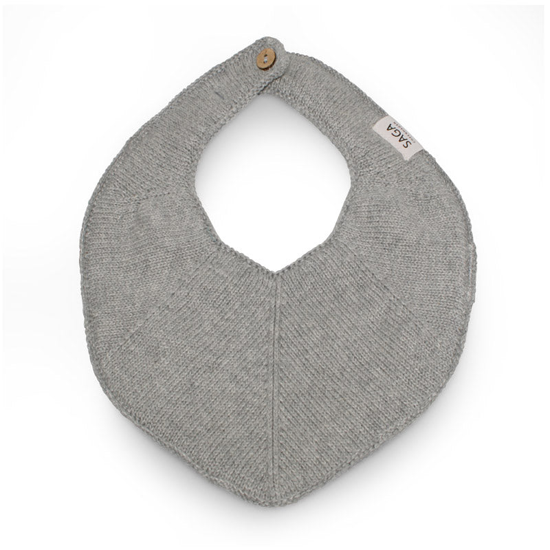 Saga knitted (gebreeën) bib (bavet) Fjola kleur Grey Melange (grijs)