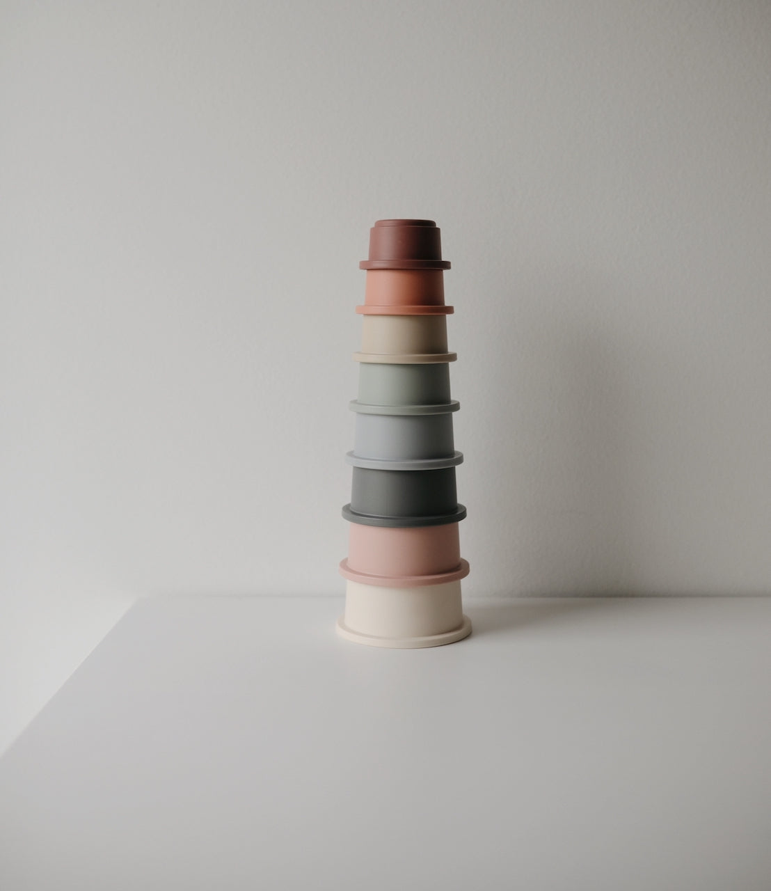 Mushie stapeltoren , badspeelgoed stackingtower van het merk Mushie in kleur Stacking Cups