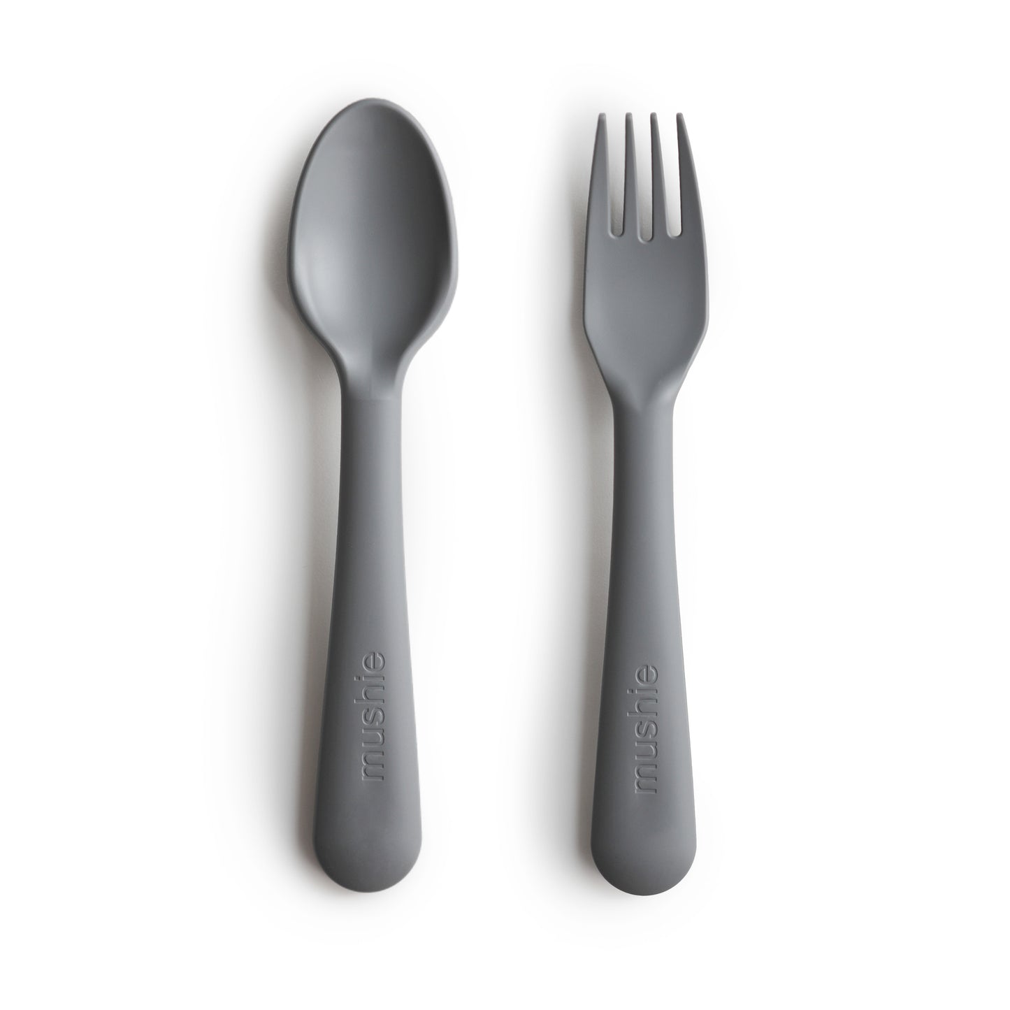 Mushie bestek vork en lepel (fork and spoon) in kleur Smoke, gemaakt uit siliconen van het merk Mushie