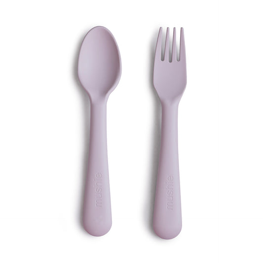 Mushie bestek vork en lepel (fork and spoon) in kleur Soft Lilac, gemaakt uit siliconen van het merk Mushie